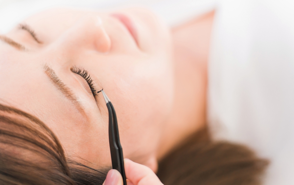 「やさしさに包まれる、大人のための目元デザイン